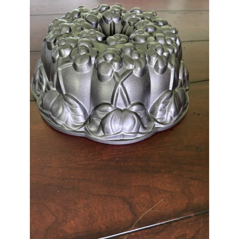 Vintage Nordic Ware Floral Bundt Cake Pan Cast Aluminum Flower Mold USA - Picture 2 of 3
